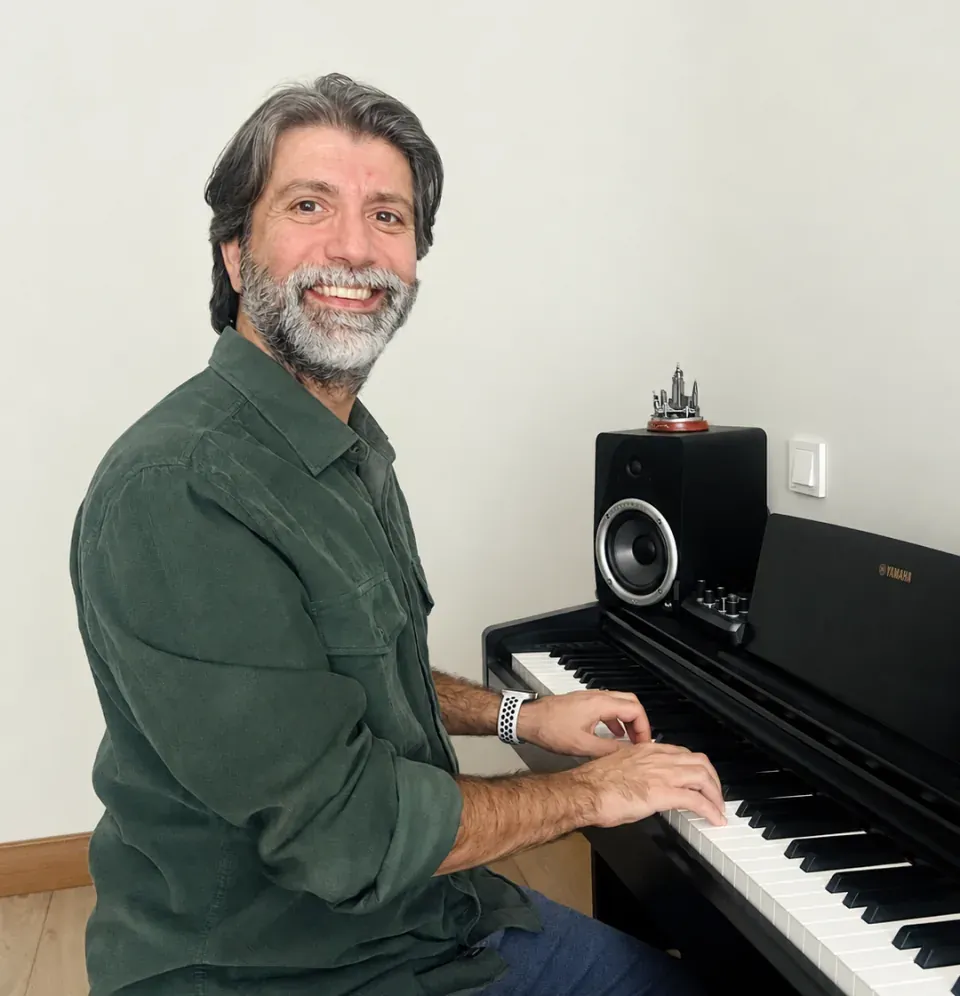 Can Alpay piyano başında